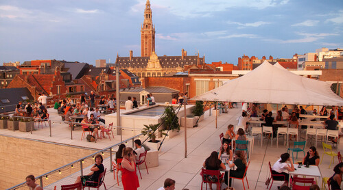 Dakterras met tent in de zomer