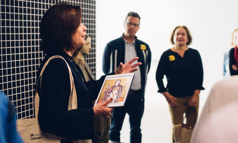 Gids in collectiepresentatie 'De Tien' in M met bezoekers