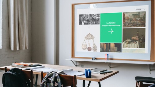 Klaslokaal met smartboard-weergave van 'Het kunstlab van M'