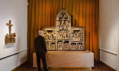 Peter Bary, algemeen directeur van M Leuven, bij het Passieretabel