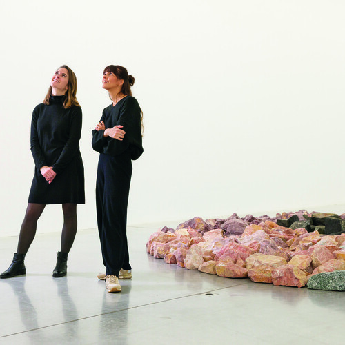 Twee M-bassadeurs in tentoonstelling Richard Long