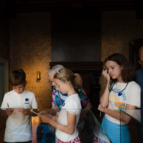 M-bassadeursfamilie in een van de collectiepresentaties van M Leuven