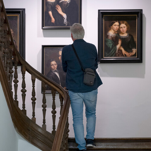 Bezoeker in de collectiepresentatie van museum M Leuven