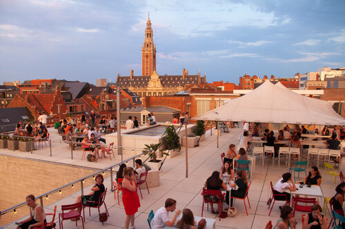 Dakterras met tent in de zomer