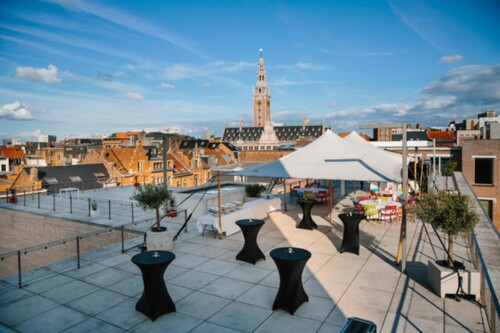 Dakterras M Leuven met tent en cocktailtafels in de zomer