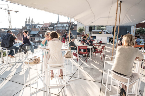 Dakterras M Leuven met tent in de zomer
