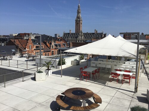 Dakterras van M Leuven in de zomer met tent