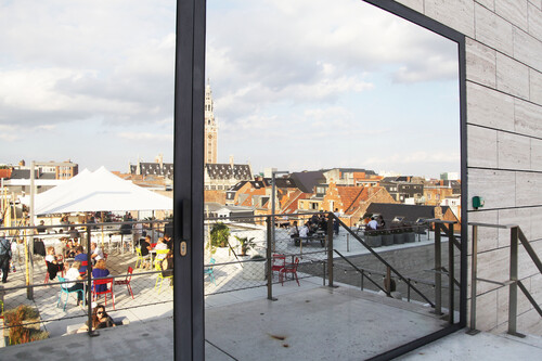 Dakterras van M Leuven in de zomer met tent