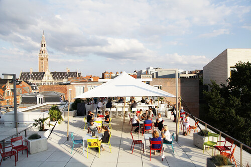 Dakterras van M Leuven in de zomer met tent