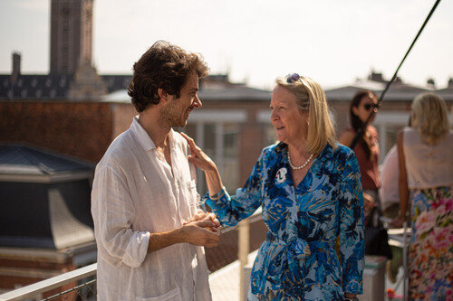 M-bassadeur op het dakterras van M in gesprek met kunstenaar Alexis Gautier tijdens Vriendendag