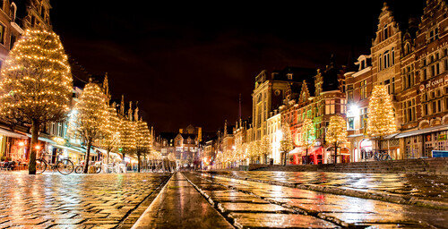 De Oude Markt in Leuven met lichtjes tijdens de winter