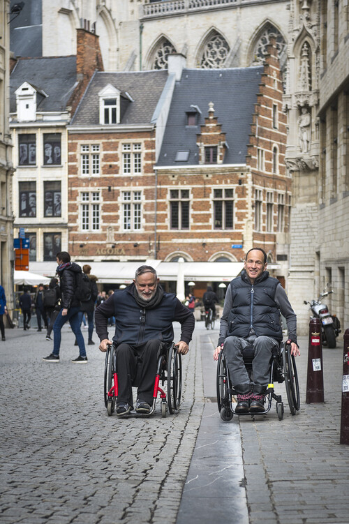 Rolstoelgebruikers op de Grote Markt van Leuven
