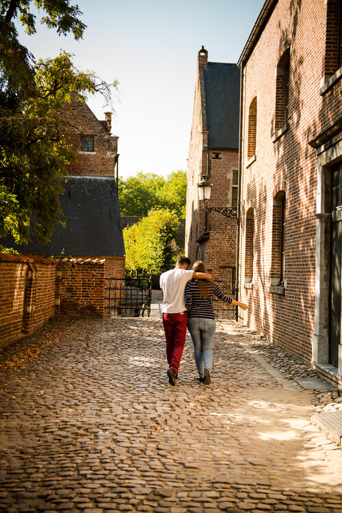 Koppel op wandel in het Begijnhof in Leuven