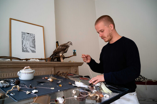 M-resident Tom Hallet aan het werk