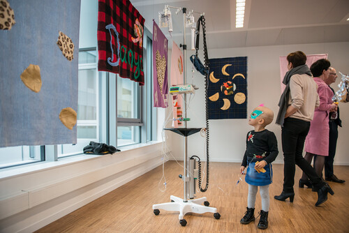 Publiek in de Muzeruimte van het kinderziekenhuis in Leuven
