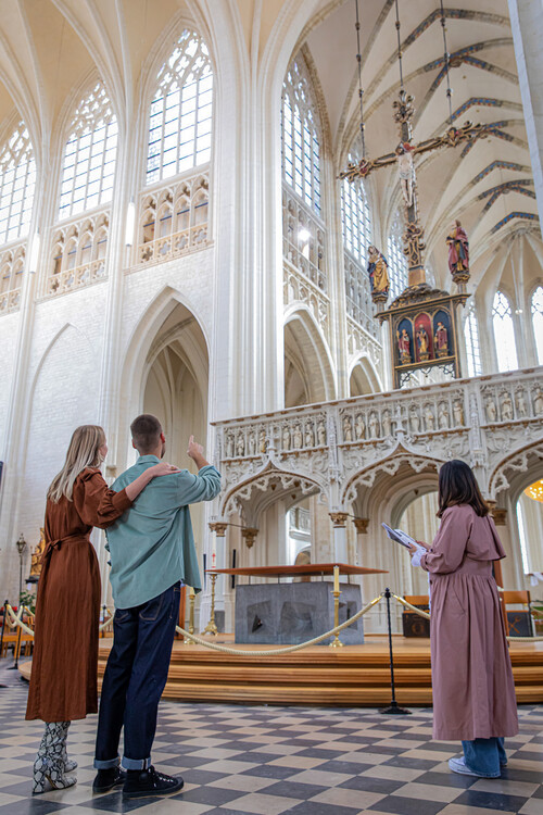 Zaalzicht 'Tussen Hemel en Aarde - Beleef Het Laatste Avondmaal van Bouts', Sint-Pieterskerk