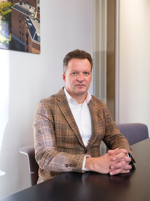 Erik Van Hoof, Resiterra