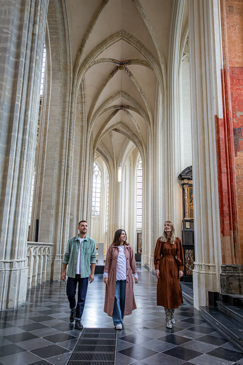 Jonge bezoekers in Sint-Pieterskerk