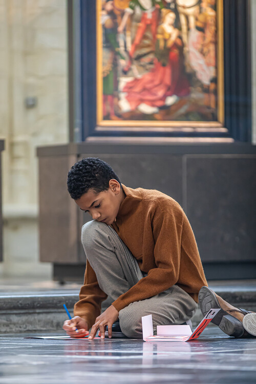 Kind zit op de grond in de Sint-Pieterskerk