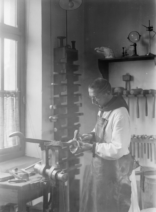 Dom Martin in zijn zilveratelier in Abdij Keizersberg, ca. 192