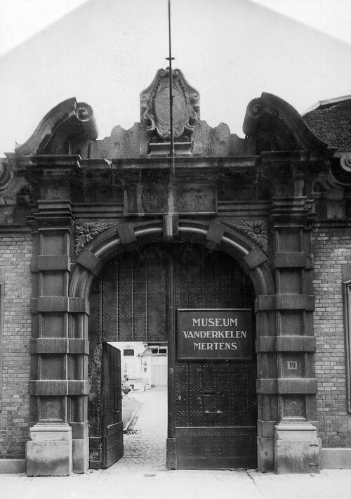 Toegangspoort van het Stedelijk Museum Vander Kelen-Mertens in de Savoyestraat, foto 1944