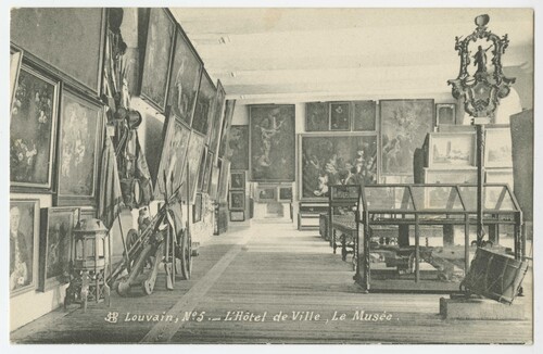 Het museum in het historische stadhuis van Leuven, ca. 1900
