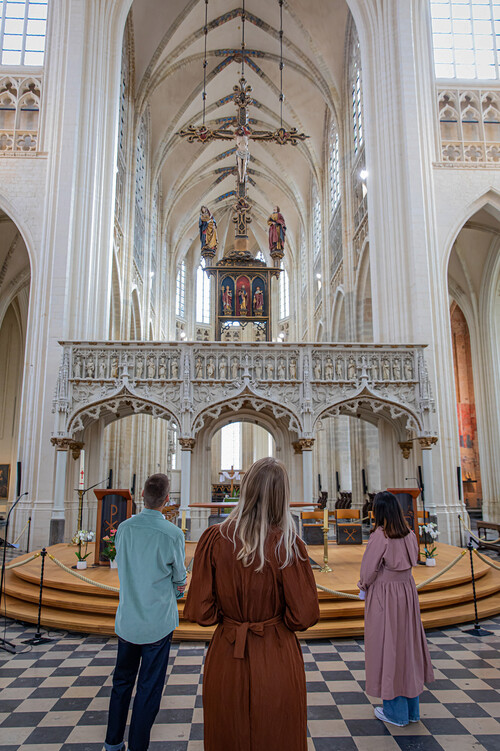 Jonge bezoekers in Sint-Pieterskerk