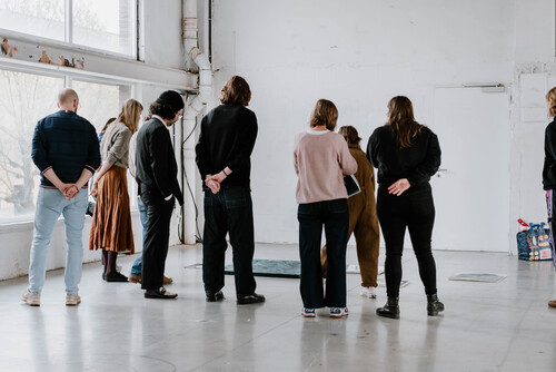 Kunstenaars in een tentoonstellingsruimte