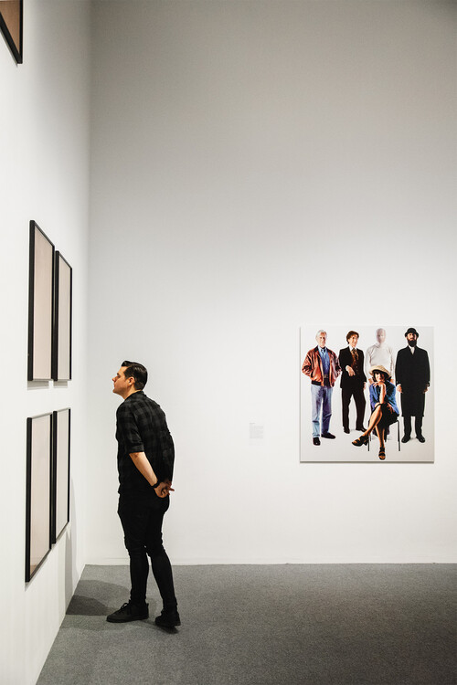 M-bassadeur in de tentoonstelling 'Alias' van museum M Leuven