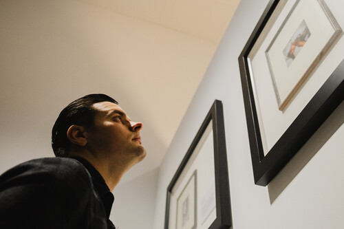 M-bassadeur in de tentoonstelling 'Alias' van museum M Leuven