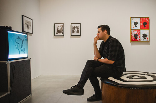 M-bassadeur in de tentoonstelling van 'Alias' van museum M Leuven