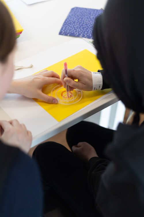 Un médiateur culturel du musée M Leuven donne un atelier à l’hôpital des enfants de l’UZ Leuven