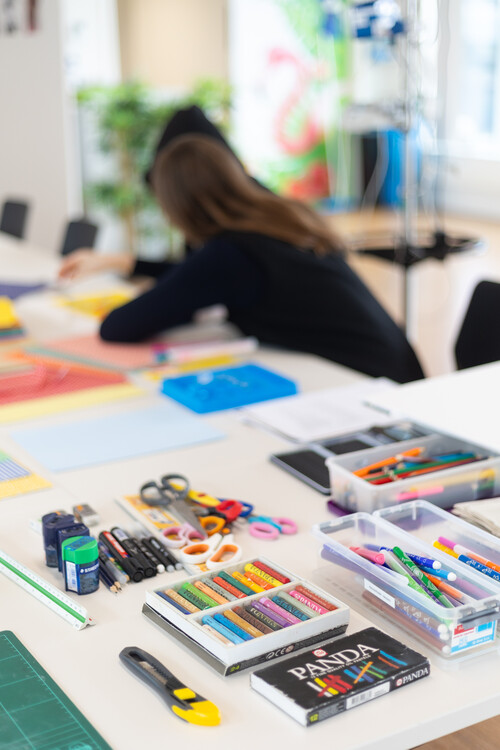 Un médiateur culturel du musée M Leuven donne un atelier à l’hôpital des enfants de l’UZ Leuven