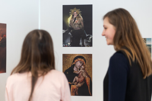 Un médiateur culturel du musée M Leuven donne un atelier à l’hôpital des enfants de l’UZ Leuven