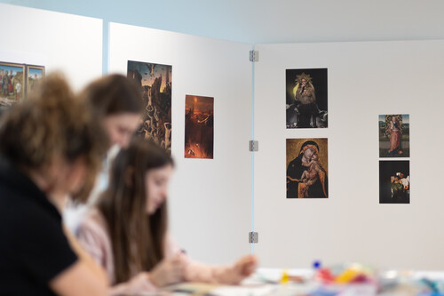 Un médiateur culturel du musée M Leuven donne un atelier à l’hôpital des enfants de l’UZ Leuven