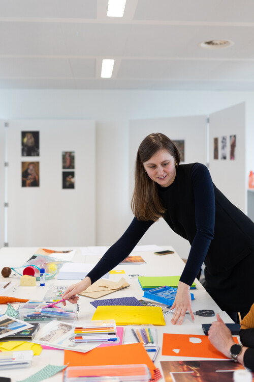 Un médiateur culturel du musée M Leuven donne un atelier à l’hôpital des enfants de l’UZ Leuven