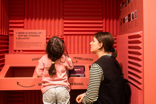 Familie in de Mee-maak-kamer in museum M Leuven