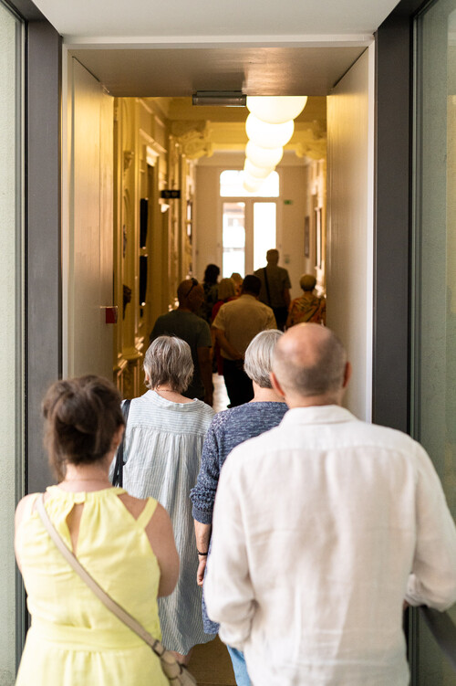 Bezoekers in de museumzalen van museum M Leuven