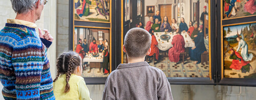 Grootouder met kinderen voor 'Het Laatste Avondmaal' van Vlaamse Meester Dieric Bouts