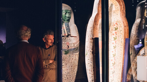 Bezoekers in KNAL!-tentoonstelling 'Verbeelding van het universum' in M Leuven