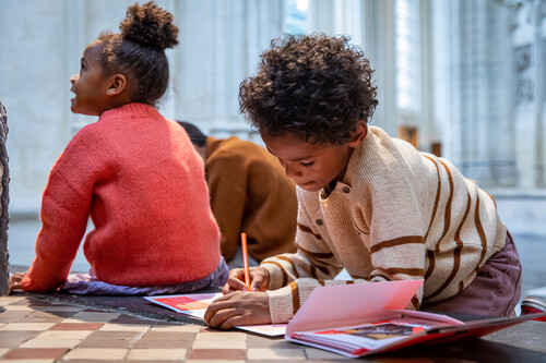 Kinderen beleven het familieparcours Beleef Bouts in de Sint-Pieterskerk