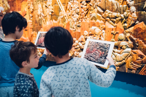 Kinderen in de tentoonstelling Wael Shawky: Dry Culture Wet Culture in M Leuven