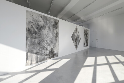 Jessica Warboys, Sea Painting, November, Dunwich, 2014 courtesy Gaudel de Stampa, Parijs © M-Museum Leuven | foto: Isabelle Arthuis 