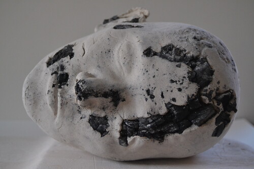 Kunstwerk getiteld 'Head nr 8 charchoal-clay' van Gabriela Usala, te zien in de tentoonstelling OPEN M in M - Museum Leuven
