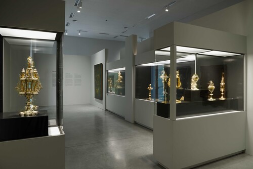 Installatiezicht ZILVER. Kunst | Object | Verhaal © M-Museum Leuven | foto: Dirk Pauwels