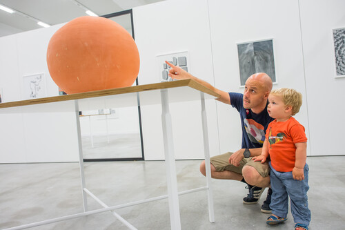 Installatiezicht Aurélien Froment, Dubbelverhalen, 2017 © M-Museum Leuven |  foto: Rudi Van Beek