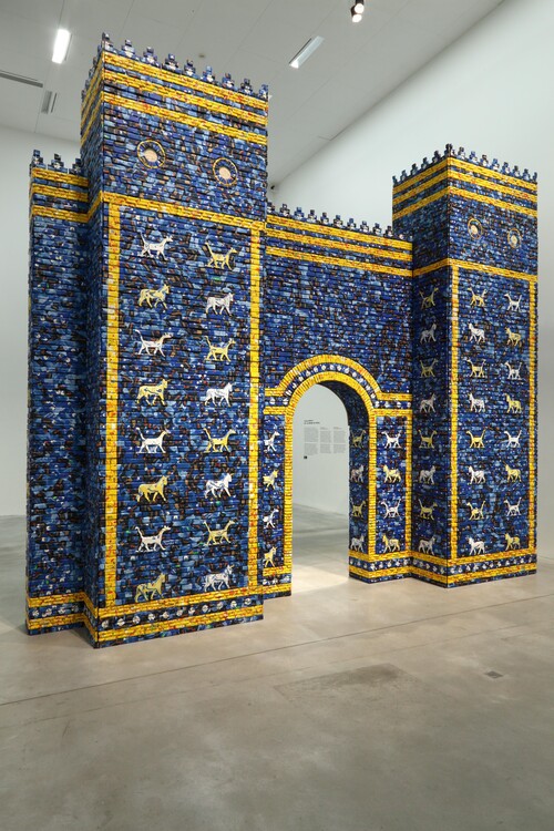 Installatiezicht Ravage, Michael Rakowitz, May the Arrogant Not Prevail | foto: Dirk Pauwels
