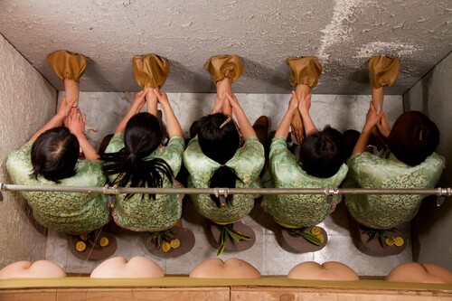 Mika Rottenberg, Video still Squeeze, 2010 © Courtesy Nicole Klagsbrun Gallery