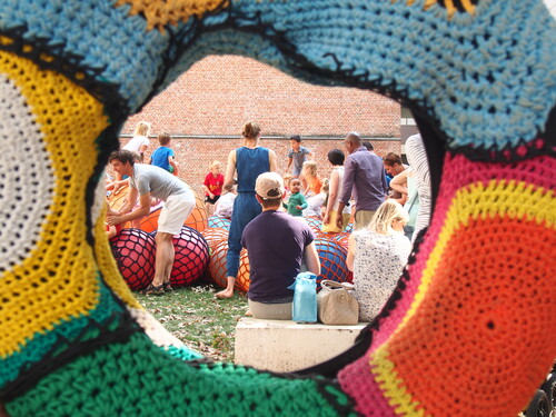 Gezinsfeest in M: kinderen spelen in de tuin van het museum