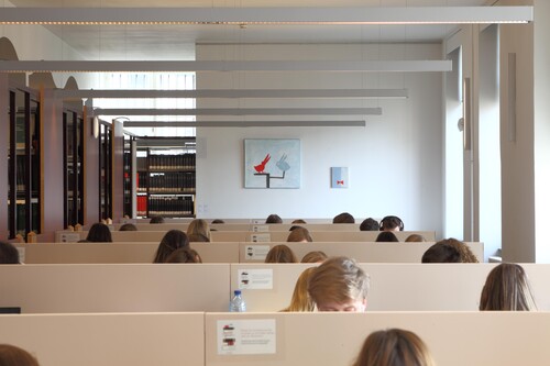 Installatiezicht 'Entre nous quelque chose se passe…' in College De Valk. Foto: Dirk Pauwels